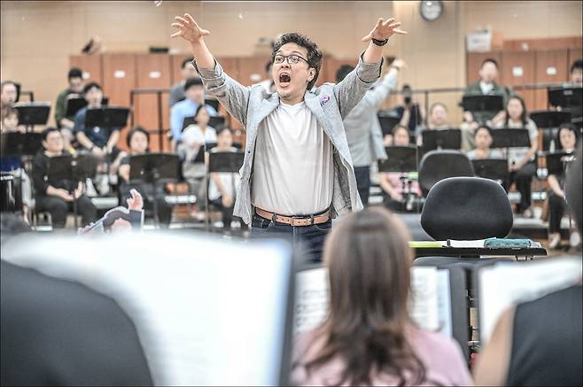 Baek Yoonhak leads a rehearsal with the Seoul Metropolitan Chorus. (Sejong Center for The Performing Arts)