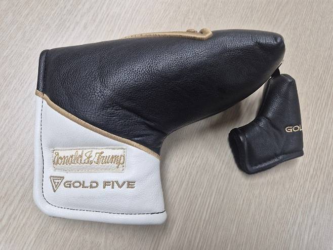 Golf equipment engraved with U.S. President Donald Trump's name and tailored to Trump's physique, given by Korean President Lee Jae Myung during their summit in Washington on Aug. 25. [PRESIDENTIAL OFFICE]