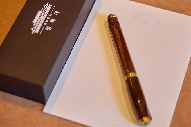 The fountain pen Korean President Lee Jae Myung spontaneously gave U.S. President Donald Trump during a guestbook signing in a separate room after the summit in Washington on Aug. 25. [PRESIDENTIAL OFFICE]