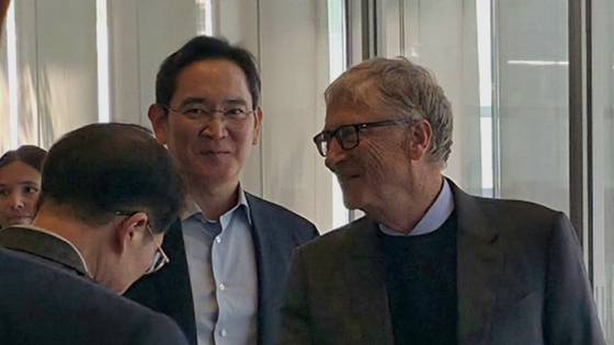 Samsung Electronics Executive Chairman Lee Jae-yong, center, sees off Bill Gates, chair of the Gates Foundation, right, after their lunch meeting at Samsung’s headquarters in Seocho District, southern Seoul, on Aug. 22. [SAMSUNG ELECTRONICS]