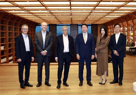 Bill Gates, third from left, chair of the Gates Foundation, and SK Group Chairman Chey Tae-won, third from right, pose for a photo at a meeting in Seoul on Aug. 21. [SK GROUP]
