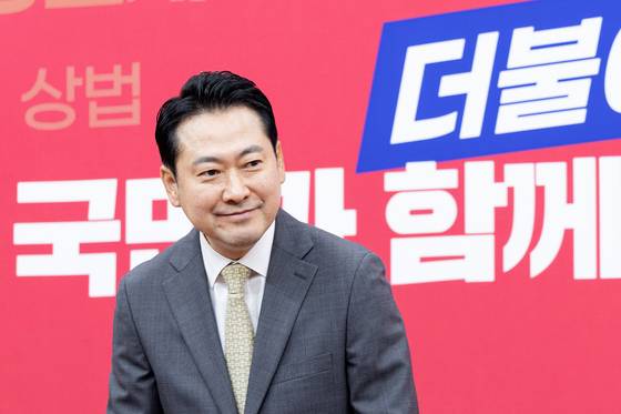 Newly elected People Power Party leader Jang Dong-hyeok greets supporters ahead of a press conference at the National Assembly in Yeouido, western Seoul, on Aug. 26. [NEWS1]