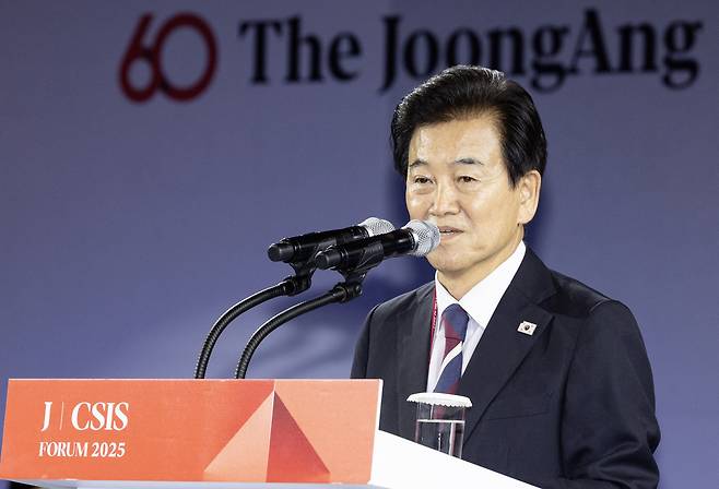 South Korean Unification Minister Chung Dong-young delivers congratulatory remarks for the 14th JoongAng-CSIS Forum at the Shilla Hotel in Jung District, central Seoul, on Aug. 26. [JEON MIN-KYU]