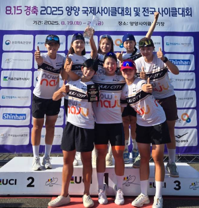 지난 19일부터 22일까지 강원도 양양사이클경기장에서 열린 ‘8‧15경축 2025 양양 국제사이클대회 및 전국사이클대회’에서 전남 소속 선수들이 금메달 5개, 은메달 6개, 동메달 6개와 최우수지도자상·신인상·다관왕을 수상하는 등 각종 상을 휩쓸었다. 여자 일반부 종합 준우승을 차지한 나주시청 사이클팀. /전남도체육회