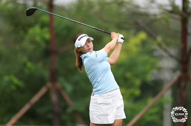 KLPGA 정규투어 2승을 기록한 김지영2(29)가 드림투어 첫 우승 트로피를 들어 올렸다. KLPGA 제공