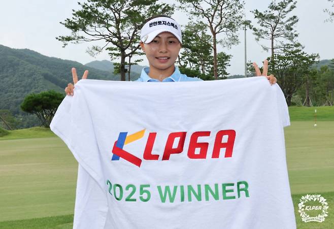 KLPGA 정규투어 2승을 기록한 김지영2(29)가 드림투어 첫 우승 트로피를 들어 올렸다. KLPGA 제공
