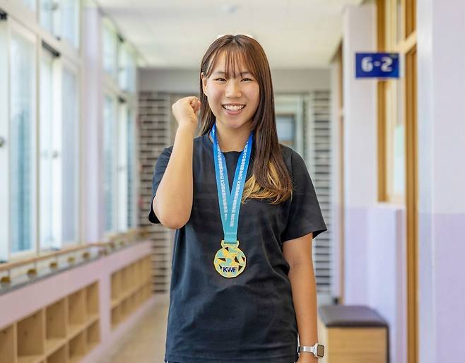 전국레슬링대회에서 개인전 3연속 우승을 차지한 약동초교 6학년 임하경 양이 금메달을 걸고 환하게 웃고 있다. 칠곡군 제공