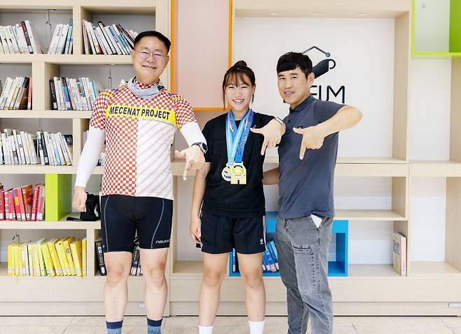 김재욱 칠곡군수(왼쪽)가 퇴근 길에 전국레슬링대회 3연속 우승을 차지한 임하경 양(가운데)을 격려하고 있다. 오른쪽은 아버지 임종구 씨. 칠곡군 제공