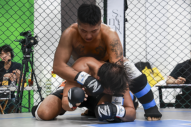 ‘태산아빠’ 조정훈은 KMMA 라이트헤비급 챔피언결정전에서 ‘썬더스톰’ 박준현의 레슬링 공격을 완벽하게 방어한 3라운드 타격으로 승기를 잡아 만장일치 판정으로 이겼다. 사진=스탠다드앤드프로그레스 스포츠에이전시 제공