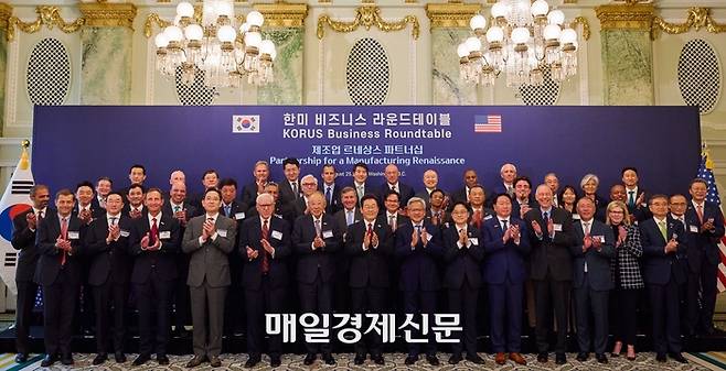 이재명 대통령이 25일(현지시간) 미국 워싱턴DC 윌라드 호텔에서 열린 한미 비즈니스 라운드 테이블 리셉션에 참석해 한미 기업인들과 기념사진을 찍고 있다.  2025.8.26 [워싱턴DC/김호영기자]