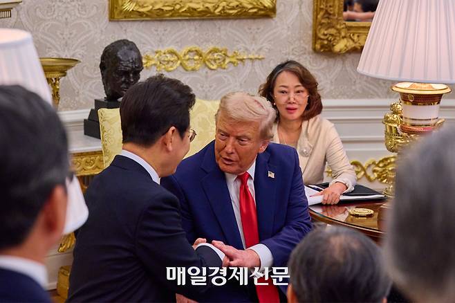 이재명 대통령이 25일(현지시간) 미국 워싱턴DC 백악관에서 도널드 트럼프 미국 대통령과 한미정상회담을 하고 있다. 오른쪽은 이연향 국무부 통역국장. [워싱턴DC/김호영기자]