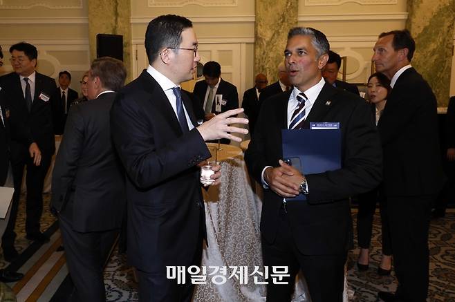 구광모 LG그룹 회장이 25일(현지시간) 미국 워싱턴DC 윌라드 호텔에서 열린 한미 비즈니스 라운드 테이블에 참석하고 있다. 2025.08.25 대통령실사진기자단  매일경제 김호영