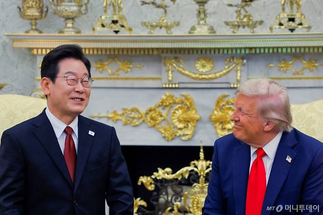 (로이터=뉴스1) 신웅수 기자 = 이재명 대통령이 25일(현지시간) 미국 워싱턴 백악관에서 도널드 트럼프 미국 대통령과 한미 정상회담을 하고 있다.  ⓒ 로이터=뉴스1  Copyright (C) 뉴스1. All rights reserved. 무단 전재 및 재배포,  AI학습 이용 금지. /사진=(로이터=뉴스1) 신웅수 기자