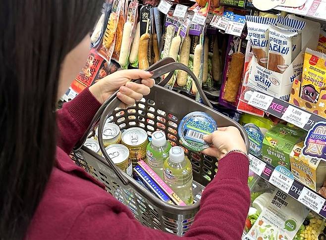 한 고객이 일본 직소싱 상품을 장바구니에 담고있다. /사진제공=GS25.