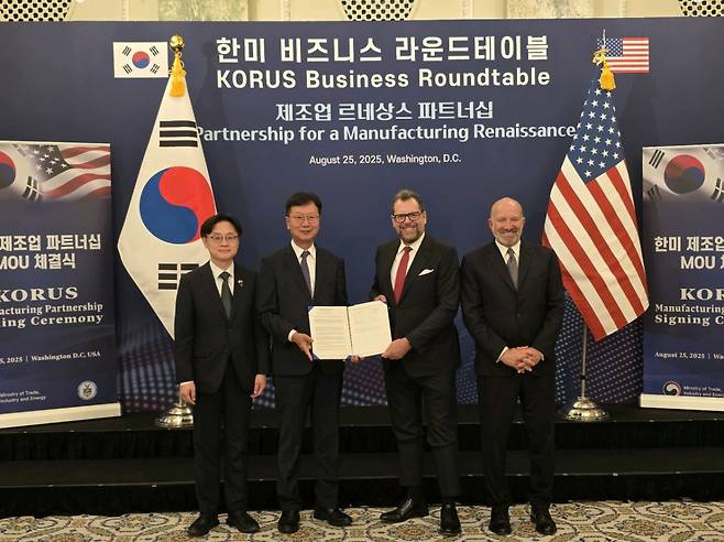 삼성중공업이 지난 25일(현지시간) 한미정상회담이 열린 미국 워싱턴 D.C.에서 비거 마린 그룹(Vigor Marine Group)과 전략전 파트너십(MOU)를 체결했다. 왼쪽부터 김정관 산업통상자원부 장관, 최성안 삼성중공업 대표이사 부회장, 프란체스코 발렌테 비거마린그룹 대표, 하워드 러트닉 미국 상무부 장관./사진제공=삼성중공업