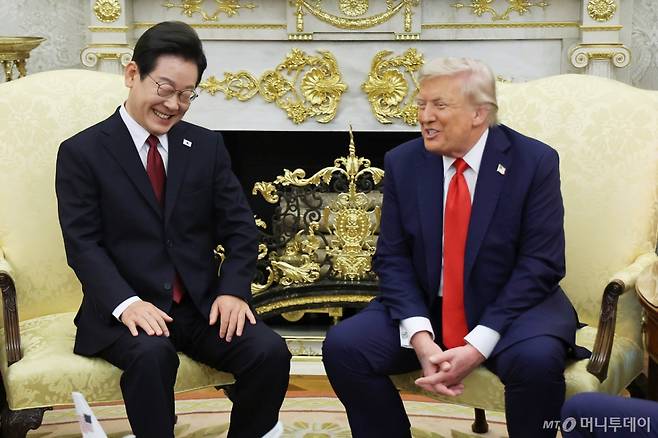 [워싱턴=뉴시스] 고범준 기자 = 이재명 대통령과 도널드 트럼프 미국 대통령이 25일(현지 시간) 미국 워싱턴DC 백악관에서 한미 정상회담 중 밝게 웃고 있다. 2025.08.26. bjko@newsis.com /사진=