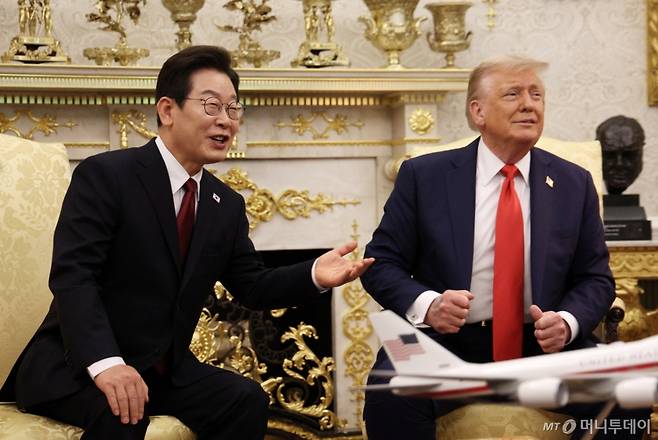 [워싱턴=뉴시스] 고범준 기자 = 이재명 대통령과 도널드 트럼프 미국 대통령이 25일(현지 시간) 미국 워싱턴DC 백악관에서 한미 정상회담을 하며 기자 질문을 받고 있다. 2025.08.26. bjko@newsis.com /사진=고범준