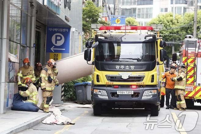 26일 이산화탄소 설비 파손으로 가스 누출 사고가 발생한 광주 서구 농성동 한 의료기관 주차장에서 소방당국이 가스 배출작업을 하고 있다./사진=뉴스1