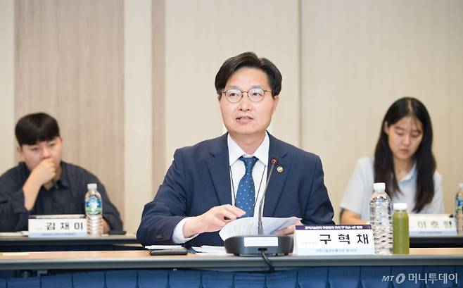 구혁채 과학기술정보통신부 제1차관이 지난 12일 오전 서울 종로구 광화문교보빌딩 국가과학기술자문회의 대회의실에서 열린 '민관합동 과학기술인재 유출방지 및 유치 TF 착수회의' 에서 경계현 삼성전자 고문(공동위원장) 및 참석자들과 과학기술인재 유출방지 및 유치 대책을 논의하고 있다. /사진=과학기술정보통신부