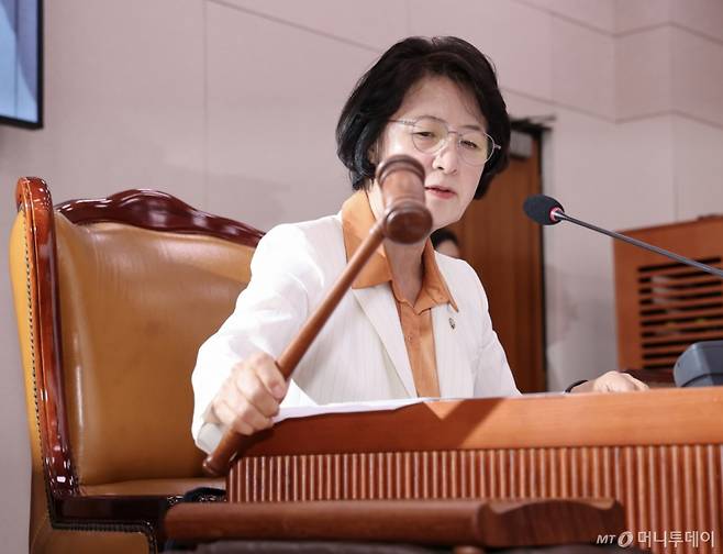 [서울=뉴시스] 김명년 기자 = 추미애 국회 법제사법위원장이 26일 오후 서울 여의도 국회 법사위에서 의사봉을 두드리고 있다. 2025.08.26. kmn@newsis.com /사진=김명년