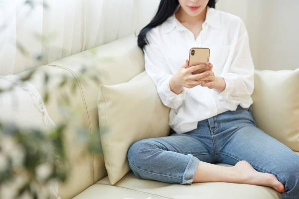채팅 애플리케이션에서 알게 된 남성들을 모텔로 유인해 신체 접촉을 유도한 뒤 합의금 명목으로 수억원을 뜯어낸 여성 2명에게 실형이 선고됐다. 사진은 기사 내용과 직접적인 관련이 없음. /사진=클립아트코리아