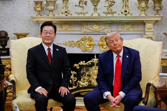 도널드 트럼프 대통령과 이재명 대통령이 화기애애한 분위기 속에서 정상회담을 마쳤다. 사진은 26일(한국시각) 미국 워싱턴에서 진행된 한미정상회담에 참석한 이재명 대통령(왼쪽)과 트럼프 미국 대통령의 모습. /사진=로이터