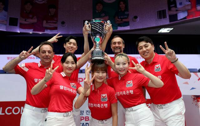 웰컴저축은행이 시상식 후 기념 촬영 하고 있다./PBA