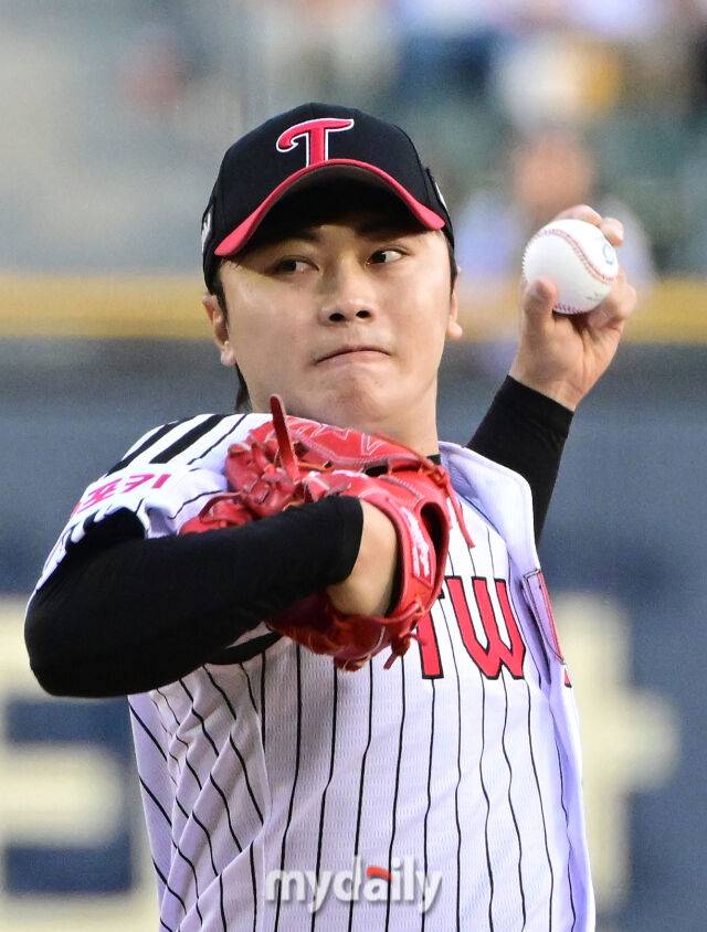 2024년 4월 26일 오후 서울 잠실야구장에서 '2024 신한 SOL Bank KBO리그' KIA 타이거즈와 키움 히어로즈의 경기가 열렸다. LG 선발투수 김윤식이 역투하고 있다./마이데일리