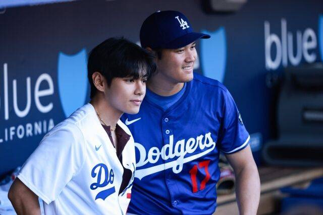그룹 방탄소년단 멤버 뷔(왼쪽), 일본 야구선수 오타니 쇼헤이의 투샷 / MLB X(구 트위터)