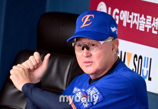 2025년 8월 9일 오후 서울 잠실구장에서 열린 '2025 신한 SOL뱅크 KBO 리그' 한화 이글스와 LG 트윈스의 경기. 한화 김경문 감독이 몸을 풀고 있다./마이데일리