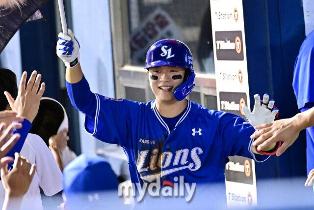 26일 서울 잠실야구장에서 열린 '2025 신한 SOL BANK KBO리그' 삼성 라이온즈와 두산 베어스 경기. 삼성 박승규가 7회초 첫 타자로 나와 솔로포를 친 후 기뻐하고 있다./잠실 = 한혁승 기자