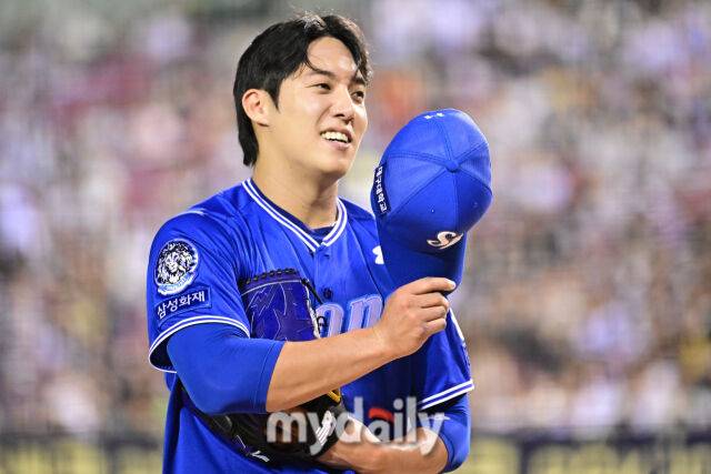 26일 서울 잠실야구장에서 열린 '2025 신한 SOL BANK KBO리그' 삼성 라이온즈와 두산 베어스 경기. 삼성 선발 원태인이 6회초 무실점 수비를 마치고 미소 짓고 있다./잠실 = 한혁승 기자