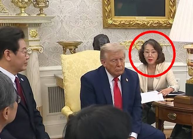 25일 미국 백악관에서 열린 한미 정상회담에서 이연향 국무부 국장이 도널드 트럼프 미 대통령의 발언을 한국어로 통역하고 있다. [백악관]