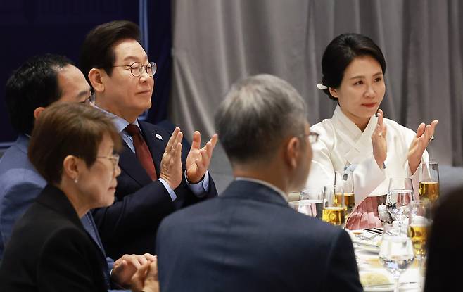 이재명 대통령과 김혜경 여사가 24일(현지시간) 미국 워싱턴DC의 한 호텔에서 열린 동포 만찬 간담회에서 박수치고 있다. [연합]