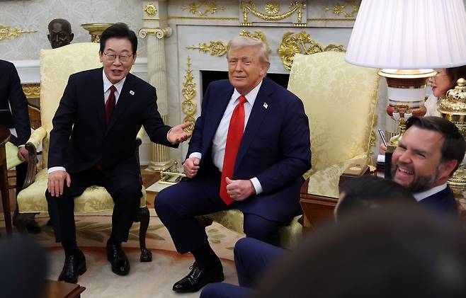 이재명 대통령과 도널드 트럼프 미국 대통령이 25일(현지시간) 미국 워싱턴DC 백악관에서 정상회담을 하고 있다. 맨 오른쪽은 밴스 부통령. [연합]