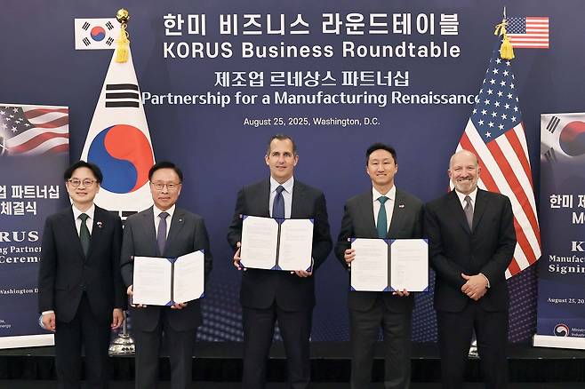 정기선 HD현대 수석부회장이 25일(현지시간) 미국 워싱턴 DC 윌라드 인터콘티넨탈 호텔에서 ‘한미 조선산업 공동 투자 프로그램 조성을 위한 양해각서(MOU)’를 체결한 후 기념 촬영하고 있다.  왼쪽부터 김정관 산업통상자원부 장관, 김복규 한국산업은행 수석부행장, 프랭크 브루노 서버러스 캐피탈 최고경영자, 정기선 HD현대 수석부회장, 하워드 러트닉 미국 상무부 장관. 2025.8.26 [HD현대 제공]
