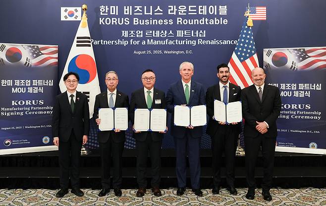 25일(현지시각) 미국 워싱턴DC에서 열린 한미 비즈니스 라운드 테이블 직후 진행된 소형모듈원자로(SMR) 사업협력 양해각서(MOU) 체결식에서 참석자들이 기념촬영을 하고 있다. 왼쪽부터 김정관 산업통상자원부 장관, 박지원 두산에너빌리티 회장, 황주호 한수원 사장, 클레이 셀 엑스-에너지 CEO, 레이 포코우리 AWS 에너지정책 관리자, 하워드 러트닉 미국 상무부 장관  [두산에너빌리티 제공]