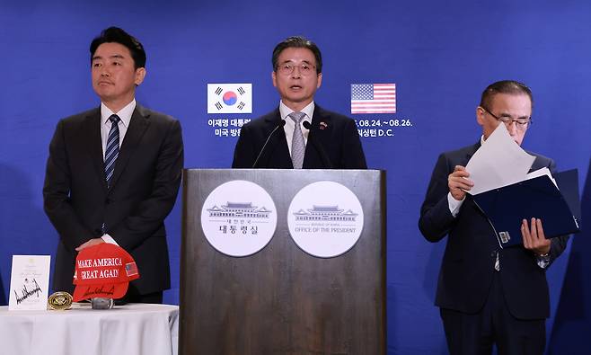 강훈식 대통령 비서실장(왼쪽부터), 김용범 대통령실 정책실장, 위성락 국가안보실장이 25일(현지시간) 미국 워싱턴DC의 한국프레스센터가 마련된 호텔에서 이재명 대통령과 도널드 트럼프 미국 대통령의 한미정상회담 관련 브리핑을 하고 있다. [연합]