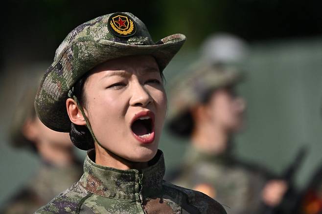 8월 20일(현지시간) 중국 베이징에서 중국 인민 항일전쟁과 세계 반파시스트 전쟁 승리 80주년 기념 열병식을 앞두고 중국 군인들이 리허설에 참여하고 있다.[AFP]
