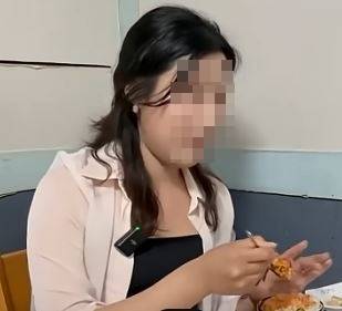 여수를 찾은 유튜버가 식사를 하고 있다.