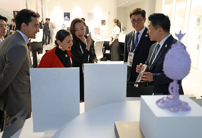 최휘영 문화체육관광부 장관이 26일 경북 경주 우양미술관에서 열린 ‘2025 APEC 문화산업고위급대화 환영만찬’에 앞서 카롤리나 파스 리베르타드 아레돈도 칠레 문화예술유산부 장관과 함께 뮷즈(MU:DS) 상품 전시를 관람하고 있다. [문화체육관광부]