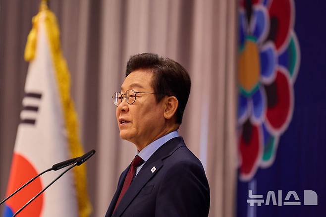 [워싱턴=뉴시스] 고범준 기자 = 이재명 대통령과 김혜경 여사가 24일(현지 시간) 미국 워싱턴DC의 한 호텔에서 열린 재미동포 만찬 간담회에서 인사말을 하고 있다. (공동취재) 2025.08.25. bjko@newsis.com