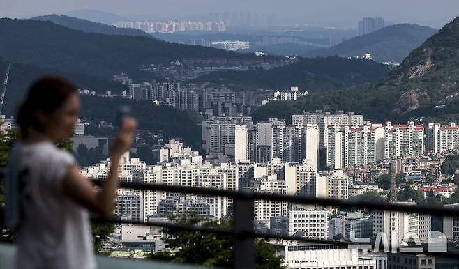 [서울=뉴시스] 정병혁 기자 = 20일 서울 중구 남산에서 서울시내 아파트가 보이고 있다.김윤덕 국토교통부 장관이 주택 공급대책 발표 시기에 대해 "빠르면 8월 안에 하는 것이 원칙"이라면서도 9월초로 연기될 가능성을 열어뒀다. 준비 중인 주택 공급대책의 방향에 대해서는 "큰 틀에서는 3기 신도시를 속도감 있게, 짜임새 있게 하는 것이 중요하고 수도권 유휴부지 공급 핵심은 신뢰도와 정책 관철 의지"라면서 "주요 수단들을 이용해 수도권 내 양질의 주택을 공급하겠다는 틀로 준비 중"이라고 밝혔다.  2025.08.20. jhope@newsis.com