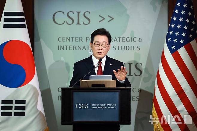 [워싱턴=뉴시스] 고범준 기자 = 이재명 대통령이 25일(현지 시간) 미국 워싱턴DC 전략국제문제연구소(CSIS)에서 정책 연설을 하고 있다. 2025.08.26. bjko@newsis.com