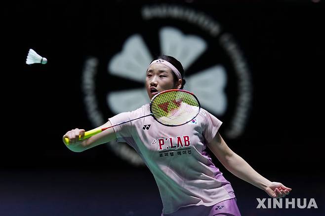 [도쿄=신화/뉴시스] 안세영(1위)이 20일 일본 도쿄 메트로폴리탄 체육관에서 열린 2025 세계배드민턴연맹(BWF) 월드 투어 슈퍼 750 일본오픈 여자 단식 결승전에서 왕즈이(2위·중국)와 경기하고 있다. 안세영이 42분 만에 2-0(21-12 21-10)으로 승리하고 2년 만에 정상에 복귀하며 올 시즌 6승째를 올렸다. 2025.07.20.