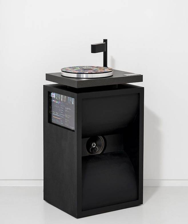 Mnemosyne No.2, 2023 – 2025. Artist-customized turntable and speaker, computer,  38 x 45.5 x 76.5 cm Login Odyssey No.3, 2025. Acrylic paint on scanned collage on vinyl LP, 30 x 30 x 0.2 cm (49.8 x 49.8 x 4.2 cm framed *재판매 및 DB 금지