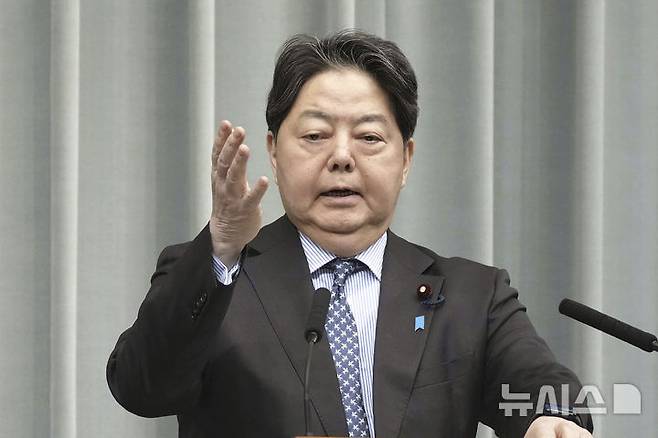 [도쿄=AP/뉴시스] 하야시 요시마사 일본 관방장관. (사진=뉴시스DB)
