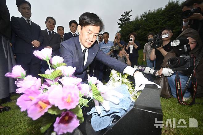 [광주=뉴시스] 박기웅 기자 = 조국 조국혁신당 혁신정책연구원장이 26일 오전 광주 북구 운정동 국립5·18민주묘지를 방문, 이명자 전 오월어머니집 관장과 함께 고 정동년 전 5·18기념재단 이사장 묘를 찾아 묘비를 닦고 있다. 2025.08.26. pboxer@newsis.com