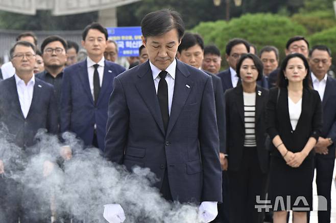 [광주=뉴시스] 박기웅 기자 = 조국 조국혁신당 혁신정책연구원장이 26일 오전 광주 북구 운정동 국립5·18민주묘지를 찾아 참배하고 있다. 2025.08.26. pboxer@newsis.com