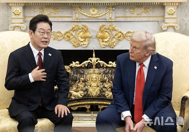 [워싱턴=뉴시스] 고범준 기자 = 이재명 대통령과 도널드 트럼프 미국 대통령이 25일(현지 시간) 미국 워싱턴DC 백악관에서 한미 정상회담을 하고 있다. 2025.08.26. bjko@newsis.com